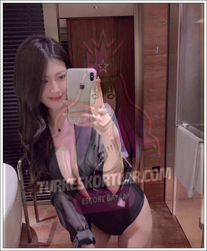 Yedikule Escort Bayan Eliyle Sokuyor 